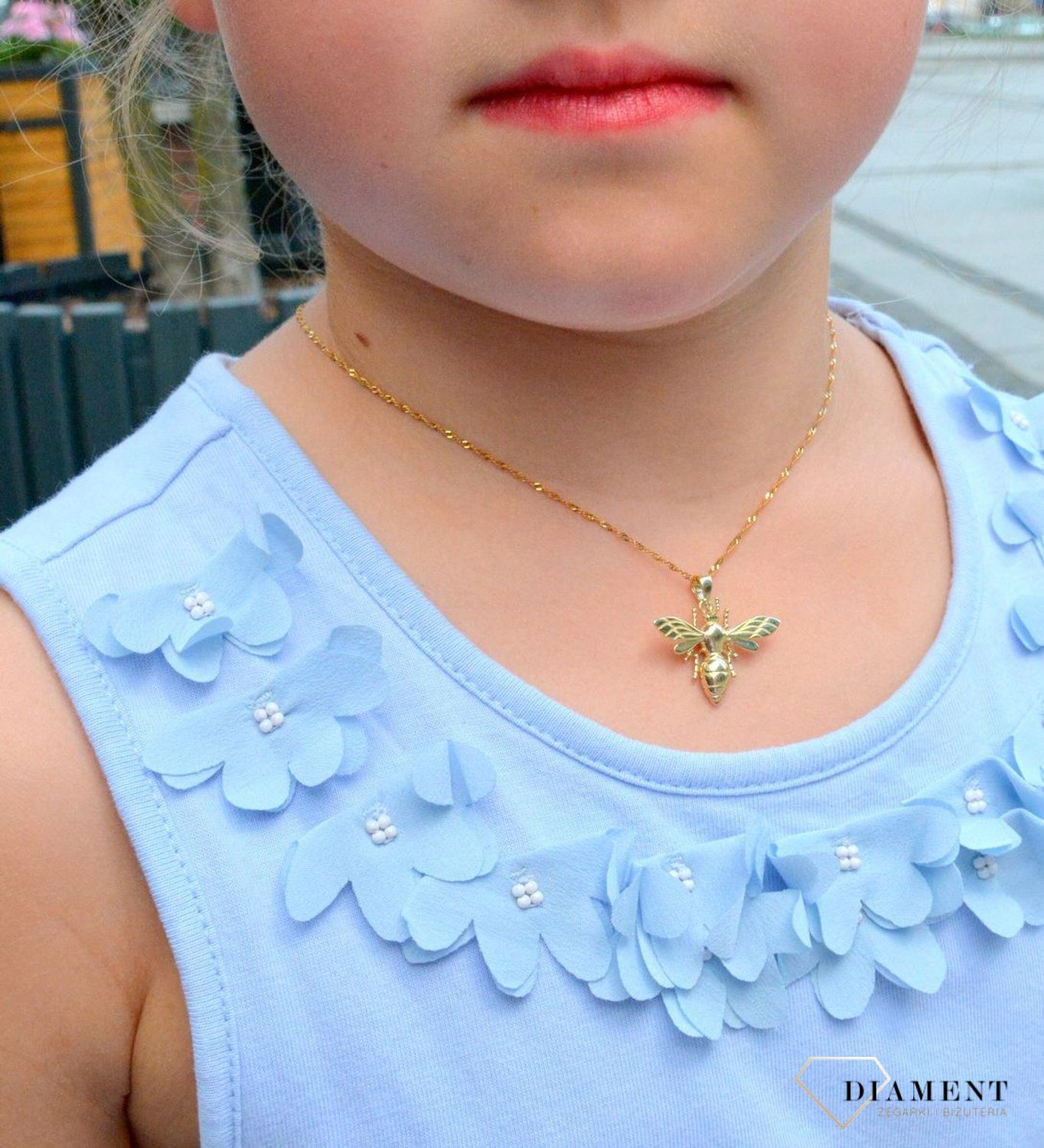 Złota zawieszka Pszczoła ZA 7017 333. Zawieszka złota Pszczoła próby 333. Złoty wisiorek w kształcie pszczoły. Wykonany ze złota próby 333. Wisiorek ten to idealny pomysł na prezent, którym wyjawimy swoje uczucia..jpg